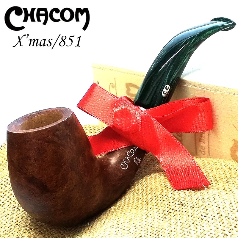 商品詳細 商品説明 【CHACOM Xmas851 パイプ】 シャコムのお洒落なクリスマスパイプです。 吸口は深緑のマーブル模様で高級感のある仕上がりとなっております。 木箱が付属しており、プレゼントにも非常におすすめです。 【CHACOM】シャコム 1825年、フランソワ・コモイがサンクロードでパイプ作りを開始。 この地では昔から柘植の木を使って巡礼相手に土産品を売る木工技術があった。 深い谷底に流れる水力で機械類を回して挽き物を作っていたという伝統的なモノ作りの流れがある。 孫のアンリ・コモイと従兄弟のシャプイが共同でパイプを作り続け、フランソワはロンドンでコモイのブランドを立ち上げた。 COMOY'Sのブランドでパイプを作り、現在に至る。フランソワ・コモイの親戚のシャプイ・コモイはサンクロードに残り彼のブランドを立ち上げた。CHAPUIS-COMOYの頭文字3文字ずつを取“CHACOM”とした。 サイズ 約長さ138mm×高さ53mm ボウル内 内径:約20mm 重さ 約55g 材質 本体：ブライヤー 吸い口：アクリル ブランド シャコム 文字刻印 CHACOM MADE in FRANCE 851 付属品 木箱/ポーチ パッケージ、保存袋のデザインは変更になる場合がございます。 備考 天然木を使用しておりますので、1点1点木目や色合いが若干異なります。 模様は1点1点若干異なります。