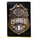 商品詳細商品説明 「ブリキ看板 ”H-D POLICE SHIELD”」エンブレムと共に鷲がデザインされ、POLICEの文字が目立ってかっこいいハーレーダビッドソンのブリキ看板です！ エンボス加工（凹凸加工）を屈した立体的デザインになっており、アンティーク調でとてもお洒落です。 こちらの商品は、ハーレーダビッドソン正規ライセンス品となっております。-アメリカンブリキ看板とは- かつてアメリカ各地の街角や店頭で宣伝広告用として実際に飾られていた看板を中心に、ブリキという素材に複製したものがアメリカンブリキ看板です。 そのポップで温かみのある色合い、レトロなイラストとデザインはあなたのお部屋の雰囲気をガラリとお洒落に変えてくれます。 お部屋やショップのインテリアとしてはもちろん、プレゼントにも最適です。サイズ約W292×H432mm素材メタル製ブランド ハーレーダビッドソン備考 商品は新品未使用ですが、若干小傷、色剥げ、歪みなどある場合がございます。ご了承の程お願いいたします。