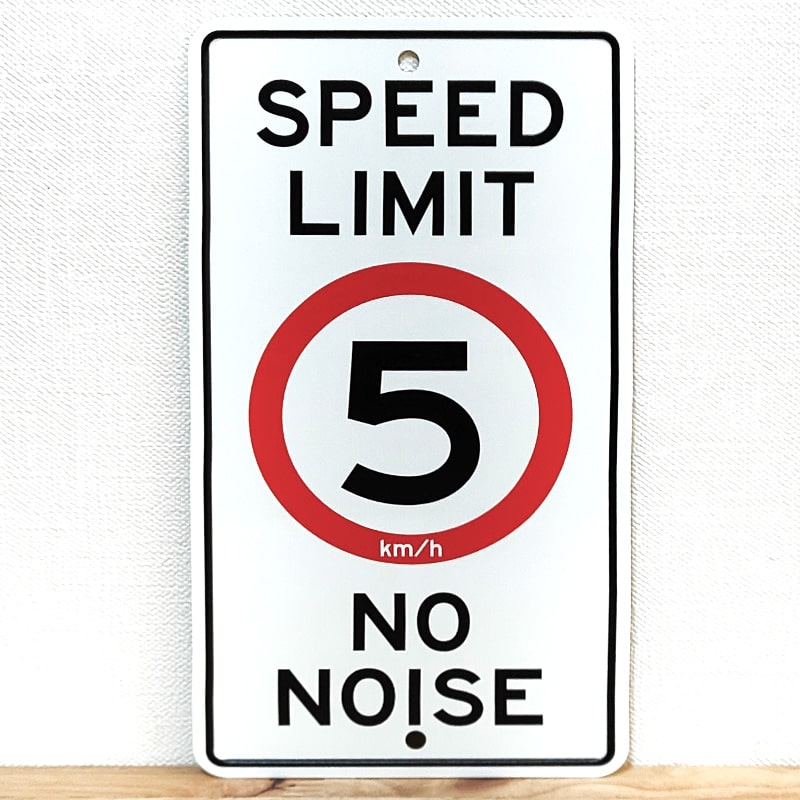 看板 メッセージサイン 制限速度 プレート アルミニウム SPEED LIMIT ガレージ おしゃれ シンプル アメリカン 雑貨 インテリア 壁飾り ディスプレイ カフェ バー レストラン 店舗