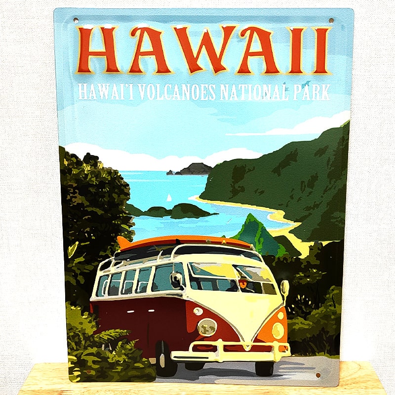 商品詳細 商品説明 【エンボス リゾートサイン "HAWAII SURF WAGON"】 ハワイのビーチをバックにサーフワゴンがデザインされたレトロでお洒落なブリキ看板です。 エンボス加工なので凸凹が立体的！定番の長方形仕様になっており、このスタンダード感が最高です！ 本体部分には4箇所、穴が開いているので壁などに固定する事も可能です。 -アメリカンブリキ看板とは- かつてアメリカ各地の街角や店頭で宣伝広告用として実際に飾られていた看板を中心に、ブリキという素材に複製したものがアメリカンブリキ看板です。 そのポップで温かみのある色合い、レトロなイラストとデザインはあなたのお部屋の雰囲気をガラリとお洒落に変えてくれます。 お部屋やショップのインテリアとしてはもちろん、プレゼントにも最適です。 サイズ W30xD0.1xH40cm 素材 メタル製 備考 商品は新品未使用ですが、若干小傷、色剥げ、歪みなどある場合がございます。 お使いのディスプレイの設定によっては、 画面上の色と実物の色が若干異なる場合がございます。 ご了承の程お願いいたします。