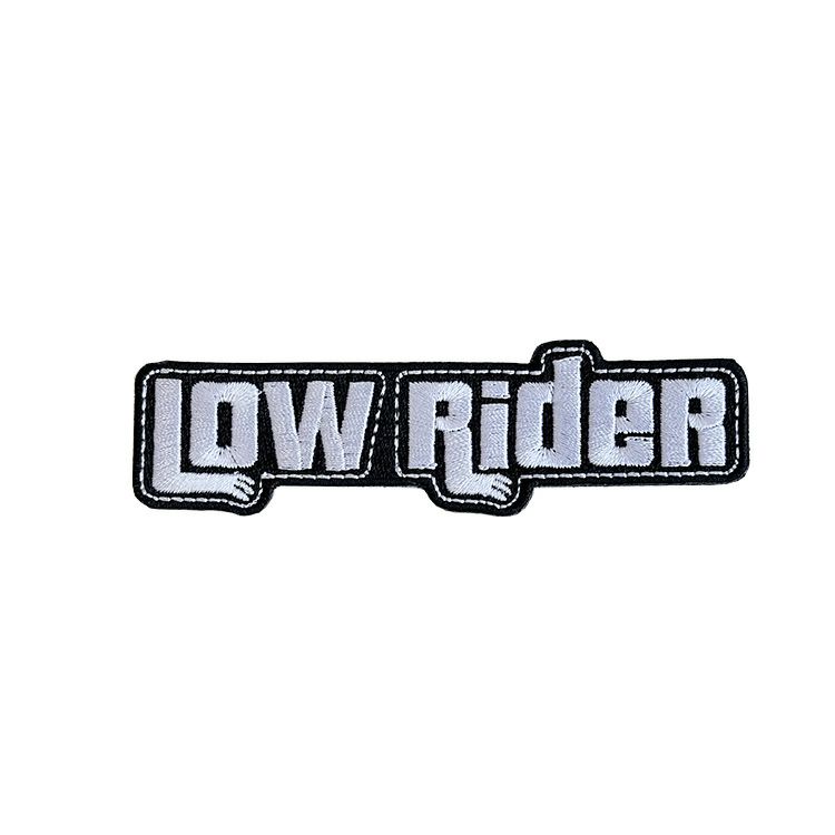 KILONINER TOP ＞ 商品一覧 ＞ パッチ 商品名【KILONINER 】LOWRIDER Patch 商品説明 L.A.発のミリタリーペットギアブランド「KILONINER（キロナイナー）」より、すべての短足犬種オーナーへ贈る逸品が登場。車高の低いカスタムカーを指す『LOWRIDER（ローライダー）』を冠した、短足愛溢れるジョークパッチです。 【短足さんへのリスペクト】「車高の低い改造車」という言葉を、愛らしい短足の相棒たちへ。その個性的なフォルムを、クールなミリタリーフォントで堂々と表現したこだわりのデザインです。 【ミリタリー×カスタム文化】本格的なミリタリーの質感と、車文化のローライダー精神が融合。タフで硬派なデザインが、愛犬のお散歩スタイルをより一層引き立てます。 裏面は面ファスナーなので、アイロンや穴あけの必要も無く、簡単にハーネスやリードに貼り付けてカスタマイズが楽しめます。 ※洗濯の際はパッチを取り外してください。 サイズ 幅：11cm 高さ：2.5cm よくあるご質問 Q. いつ発送されますか？ A. 即日発送(土日祝除く) ＞ 最短翌日お届け Q. 日時指定はできますか？ A. 可能です。決済画面にてご希望の日時をお選びください。 ご注文時の注意事項 ■生産時期や製造ロットにより、色味・質感・仕様・デザイン等に若干の個体差が生じる場合がございますが、品質には問題ございません。あらかじめご了承ください。 ■製品仕様やパッケージは改良のため予告なく変更される場合があります。 ■北海道・沖縄・東北地域は中2日程お届け迄にお時間を要します。その為日時ご指定いただきました場合もご希望に添えない場合がございます。また、配送業者様の運行状況や天候によりお届け日が前後する可能性がございます。予めご了承くださいませ。 ■当サイトでは複数店舗で在庫を共有しているため、タイミングにより在庫数にずれが生じる場合がございます。 ご注文時にサイトにて在庫があった場合でも僅差により商品が欠品となる場合もございます。 その場合は、ご注文確認後に当店より欠品の旨ご連絡させていただきます。大変ご迷惑をお掛けいたしますが、あらかじめご了承いただけますようお願いいたします。 ■環境に配慮し、当店では簡易包装にてお届けいたします。 ■洗濯方法については、洗濯表示タグをご確認ください。 ■返品・交換・修理について [必読] ご注文に関する注意事項 ＞KILONINER TOP ＞ 商品一覧 ＞ パッチ