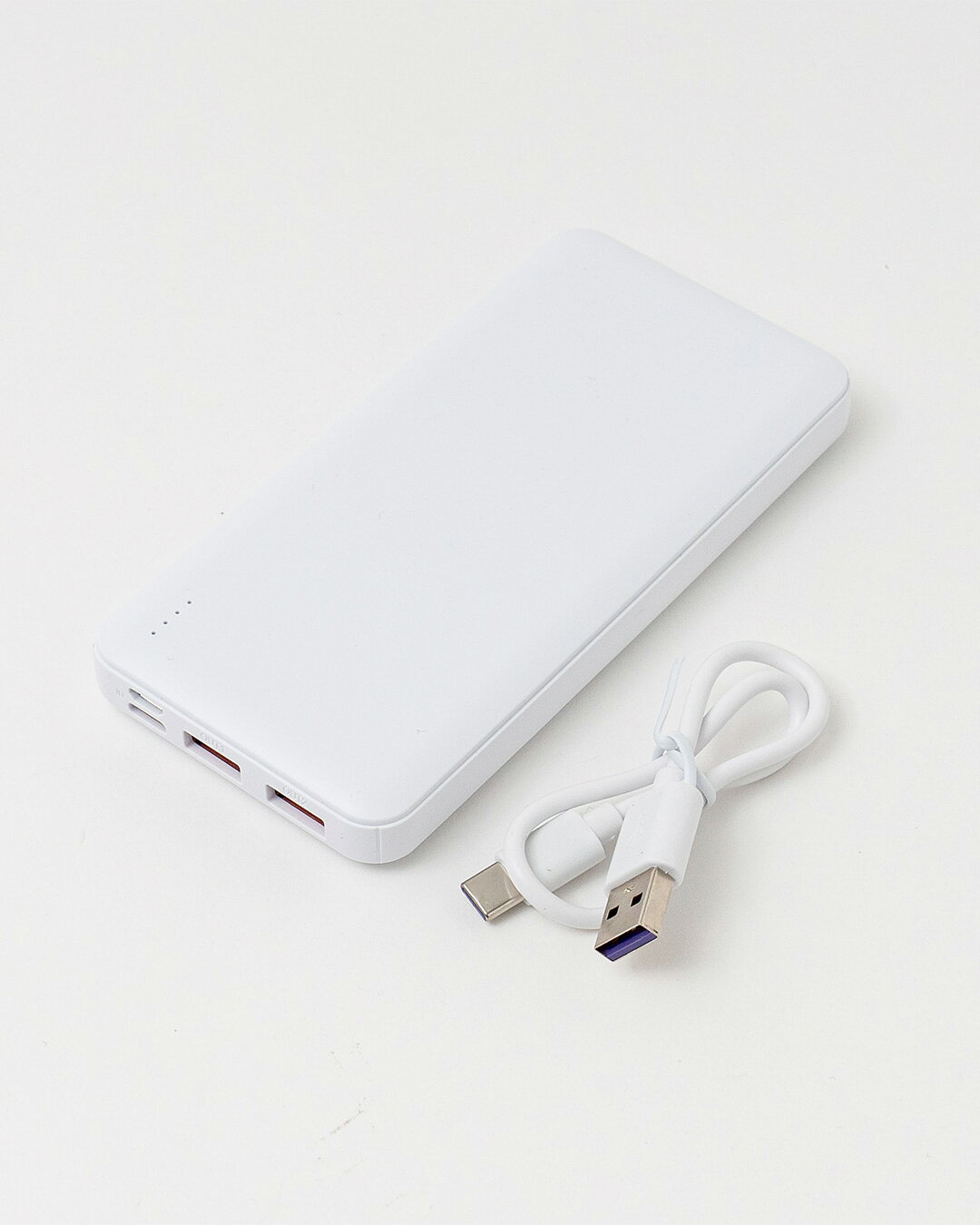KILONINER TOP ＞ 商品一覧 ＞ アクセサリー 商品名【KILONINER 】Mobile Battery 商品説明 【大容量10000mAhとマルチポートを備えた、エアフローマットの稼働に最適な信頼性の高いアイテム 】 KILONINER エアフローマット本体（別売り）を稼働させるモバイルバッテリーです。 お手持ちのモバイルバッテリーをお使いいただくこともできます。 セット内容： 本体、USBコード（Type-C）、取扱説明書 【エアフローマットの稼働に最適】キロナイナーの大人気アイテム「エアフローマット」をしっかり長時間駆動させるための専用バッテリー。お出かけや夏のお散歩を快適にサポートします。 【大容量10000mAh＆安心のPSE適合】10000mAhのリチウムイオンポリマー電池を搭載し、安全性を示す「PSEマーク」にも適合しているため、安心してお使いいただけます。 【便利なマルチポート仕様】Type-C、Micro USB、USB-Aポートを備えており、マットの稼働だけでなく普段使いのスマートフォンなどの充電にも幅広く活躍します。 【バッテリー稼働時間の目安（エアフローマット使用時）】 低〜中モード（0.8A ≒ 4W）： 約6〜7時間 中モード（1A ≒ 5W）： 約5時間前後 高モード（1.2A ≒ 6W）： 約4時間前後 サイズ 幅：13.8cm 高さ：6.5cm 厚み：1.6cm 重量： 212g 詳細 充電電池： リチウムイオンポリマー電池 10000mAh 出力電流/電圧： DC 5V/3.0A 入力電流/電圧： DC 5V/3.0A ポート数： Type-Cポート×1、Micro USBポート×1、USB-Aポート×2 使用温度環境： 0〜45℃ PSE： 適合 よくあるご質問 Q. いつ発送されますか？ A. 即日発送(土日祝除く) ＞ 最短翌日お届け Q. 日時指定はできますか？ A. 可能です。決済画面にてご希望の日時をお選びください。 ご注文時の注意事項 ■生産時期や製造ロットにより、色味・質感・仕様・デザイン等に若干の個体差が生じる場合がございますが、品質には問題ございません。あらかじめご了承ください。 ■製品仕様やパッケージは改良のため予告なく変更される場合があります。 ■北海道・沖縄・東北地域は中2日程お届け迄にお時間を要します。その為日時ご指定いただきました場合もご希望に添えない場合がございます。また、配送業者様の運行状況や天候によりお届け日が前後する可能性がございます。予めご了承くださいませ。 ■当サイトでは複数店舗で在庫を共有しているため、タイミングにより在庫数にずれが生じる場合がございます。 ご注文時にサイトにて在庫があった場合でも僅差により商品が欠品となる場合もございます。 その場合は、ご注文確認後に当店より欠品の旨ご連絡させていただきます。大変ご迷惑をお掛けいたしますが、あらかじめご了承いただけますようお願いいたします。 ■環境に配慮し、当店では簡易包装にてお届けいたします。 ■洗濯方法については、洗濯表示タグをご確認ください。 ■返品・交換・修理について [必読] ご注文に関する注意事項 ＞KILONINER TOP ＞ 商品一覧 ＞ アクセサリー ▼KILONINER エアフローマット本体（別売り）▼