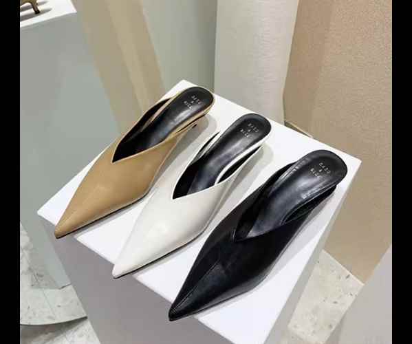 上品 カジュアル シンプル きれいめ 大人可愛い レザー ポインテッドトゥ 4cm ラバーソール ミドルヒール ピンヒール ミュール