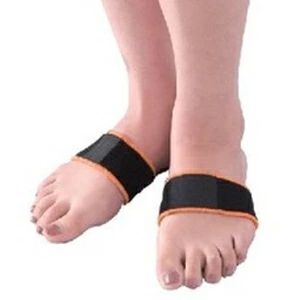 桂式 保温健康足先ベルトで、足元からぽっかぽか♪ 桂式 保温健康足先ベルトは、足に着けるだけの遠赤外線ベルト！ 外出時や、就寝時にサッとつけるだけの保温健康足先ベルト♪ リビングでくつろいでいるときや、眠るときには、もちろん。外出するときにも着けていただいてOK！ 伸縮式で足にぴったりフィット！薄型で靴もスッポリ！靴下の上からでも着用できますよ♪ ご自分の体温と遠赤外線で、足先ポカポカ♪ くつろぎタイムのお供にも。 身体から放出される熱を外に逃がさず、反射することで体を温める遠赤外線ベルトです。 宇宙ロケットの断熱素材の技術を応用！健康運動指導士　桂健三先生プロデュースの健康ベルトです。 桂式保温健康足先ベルト【遠赤外線ベルト】の特長 桂式 保温健康足先ベルトは、健康運動指導士　桂健三先生プロデュース。 桂式保温健康足先ベルト、宇宙ロケットの断熱素材の技術をベルトに応用。 体から放出される熱を外に逃さず反射させて身体を温める構造です。 遠赤外線ドット加工をプラスし、反射熱と遠赤外線ドットのWパワーで足裏ポカポカ♪ 冬は特に足先の冷えが、気になる季節。そんな時に、桂式保温健康足先ベルトをお試し下さい。 桂式保温健康足先ベルトは、 健康運動指導士 桂健三先生プロデュースの 遠赤外線ベルトです。 宇宙ロケットの断熱素材の技術を応用！ 高性能の薄型4層構造が体温を反射・保温！ 桂式 保温健康足先ベルト　遠赤外線ベルト　詳細 男女兼用・フリーサイズです。母の日のプレゼントにも♪ 商品名 桂式 保温健康足先ベルト 原産国 日本 適応サイズ フリー (足サイズ/22.5〜26.5c) 素材 本体/クロロプレンゴム、チタン合金層 黒生地/ナイロン、ポリウレタン 赤生地/ナイロン ベルト/ナイロン、ポリウレタン ドット/チタン、シリカ系セラミック配合 内容 左右1組 カラー 黒 広告文責　株式会社エヌ・エス・ティー　076-254-0557桂式 保温健康足先ベルト 桂式 保温健康足先ベルト 桂式 保温健康足先ベルト 2個 送料無料！ 桂式 保温健康腰ベルト 桂式 保温健康腰ベルト 2個 送料無料！