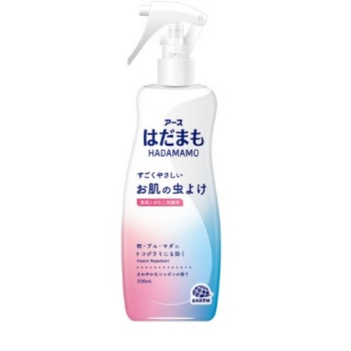 内容量200ml商品説明〇家族のお肌をまもる　すごくやさしいお肌の虫よけ・素肌とおなじ弱酸性・お肌を包み込み虫からまもるモイストヴェール・4種のうるおい成分配合(ヒアルロン酸Na、コラーゲン、セラミド、ビタミンC)・皮膚アレルギーテスト済み　(全ての方にアレルギーが起きないというわけではありません)〇朝使って夜まで1日虫からしっかりまもる※・たくさんの虫からしっかりまもる・蚊・ブユ・マダニ・トコジラミにも効く・汗や水に強く流れにくい※持続時間を目安に、経過時間や使用時の使用者の発汗などの状況を踏まえ、適宜、本品を再度使用する〇脚元にも使いやすい逆さまでも使えるスプレー※残り少ない場合、逆さまではスプレーできません〇有効成分10％〇さわやかなシャボンの香り効能効果蚊、ブユ（ブヨ）、アブ、ノミ、イエダニ、マダニ、サシバエ、トコジラミ（ナンキンムシ）、ヤマビルの忌避配合成分DPG、ヒアルロン酸Na(2)、加水分解コラーゲン末、ステアロイルフィトスフィンゴシン(セラミド)、アスコルビン酸(ビタミンC)、クエン酸、クエン酸Na、エタノール、水、香料、その他5成分使用上の注意点【相談すること】・目に入ったり、飲んだり、なめたりすることがないようにし、塗布した手で目をこすらない。・万一目に入った場合には、すぐに大量の水又はぬるま湯でよく洗い流す。 ・また、具合が悪くなる等の症状が現れた場合には、直ちに、本品にエタノールとディートが含まれていることを医師に告げて診療を受ける。【その他の注意】・定められた用法・用量を守る。・漫然とした使用を避け、蚊、ブユ（ブヨ）等が多い戸外での使用等、必要な場合にのみ使用する。・車内で使わない。・目の周囲や粘膜、傷口にはスプレーしない。・変色のおそれがあるので、アクセサリーや腕時計等のプラスチック製品、ストッキング等のポリウレタン配合衣類にはかけない。・装飾したネイルに直接かけない。・肌にかぶれなどの異常が生じた場合は、使用を中止する。・噴霧気体を直接吸入しない。・ヤマビルの忌避を目的として使用する場合、吸血を防ぐには、履物や衣類等で肌を露出しないようにすることが重要である。本品だけに頼り、安易に露出面を増やすことは避ける。また、スプレーした直後の履物や衣類に火気を近づけない。保管および取扱い上の注意・直射日光や火気を避け、子供や第三者の監督が必要な方の手の届かない涼しい所に保管する。発売販売元アース製薬株式会社　お客様からお気づきを頂く窓口兵庫県赤穂市坂越3218−120120-81-5456メーカー名アース製薬広告文責株式会社コクミンTEL 06-6671-0315区分虫よけ/日本製