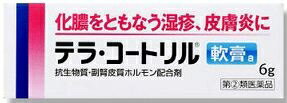 内容量6g商品説明・テラ・コートリル軟膏aは優れた抗炎症作用を示すヒドロコルチゾン（副腎皮質ステロイド）とグラム陽性菌及び陰性菌などに広い抗菌力を示すオキシテトラサイクリン塩酸塩を配合しています。効能効果化膿を伴う次の諸症：湿疹、皮膚炎、あせも、かぶれ、しもやけ、虫さされ、じんましん、化膿性皮膚疾患（とびひ、めんちょう、毛のう炎）配合成分テラ・コートリル軟膏aは淡黄〜黄色の軟膏で1g中の成分・分量は次のとおりです。オキシテトラサイクリン塩酸塩　　30mg（力価）ヒドロコルチゾン　　　　　　　　　　10mg添加物 添加物として白色ワセリン、流動パラフィンを含有します。用法・容量1日1〜数回、適量を患部に塗布するかガーゼなどにのばして貼付してください。 ＜用法・用量に関連する注意＞（1）用法・用量を厳守してください。（2）小児に使用させる場合には、保護者の指導監督のもとに使用させてください。（3）目に入らないよう注意してください。万一、目に入った場合には、すぐに水又はぬるま湯で洗ってください。なお、症状が重い場合には、眼科医の診療を受けてください。（4）外用にのみ使用してください。（5）この医薬品を塗布後、患部をラップフィルム等の通気性の悪いものでおおわないでください。使用上の注意点1．次の人は使用しないでください　（1）本剤又は本剤の成分によりアレルギー症状を起こしたことがある人。　（2）抗生物質又は副腎皮質ホルモンによリアレルギー症状を起こしたことがある人。2．次の部位には使用しないでください　（1）水痘（水ぼうそう）、みずむし・たむし等のある患部。　（2）湿潤やただれのひどい患部。　（3）深い傷やひどいやけどの患部。　（4）目や目の周囲。3．顔面には、広範囲に使用しないでください4．化粧用やひげそり後用として使用しないでください5．長期連用しないでください 相談すること 1．次の人は使用前に医師、薬剤師又は登録販売者に相談してください　（1）医師の治療を受けている人。　（2）妊婦又は妊娠していると思われる人。　（3）授乳中の人。　（4）薬などによりアレルギー症状を起こしたことがある人。　（5）患部が広範囲の人。　（6）小児。2．使用後、次の症状があらわれた場合は副作用の可能性があるので、直ちに使用を中止し、この文書を持って医師、薬剤師又は登録販売者に相談してください　　　〔関係部位〕　　　〔症　　状〕　　　　皮　　　膚　：　発疹・発赤、かゆみ　　　　皮膚（患部）：　みずむし・たむし等の白癬症、にきび、化膿症状、持続的　　　　　　　　　　　　な刺激感3．5〜6日間使用しても症状がよくならない場合は使用を中止し、この文書を持って医師、薬剤師又は登録販売者に相談してください保管および取扱い上の注意（1）直射日光の当たらない湿気の少ない涼しい所に密栓して保管してください。（2）小児の手の届かない所に保管してください。（3）他の容器に入れ替えないでください。　　　（誤用の原因になったり品質が変わります。）（4）使用期限（外箱及び容器底面に記載）をすぎた製品は使用しないでください。使用期限使用期限まで半年以上ある商品をお届致します。発売販売元・お客様相談室武田薬品工業株式会社　お客様相談室 住所 大阪市中央区道修町四丁目1番1号 電話 0120−567087 受付時間 9：00〜17：00（土、日、祝日を除く）メーカー名武田薬品工業(株)製造販売元ジョンソン・アンド・ジョンソン(株)広告文責株式会社コクミン電話：06-6671-0315区分指定第2類医薬品文責：吉田修吾日本製関連商品 こちらの商品は、おひとり様3個までとさせていただいております。