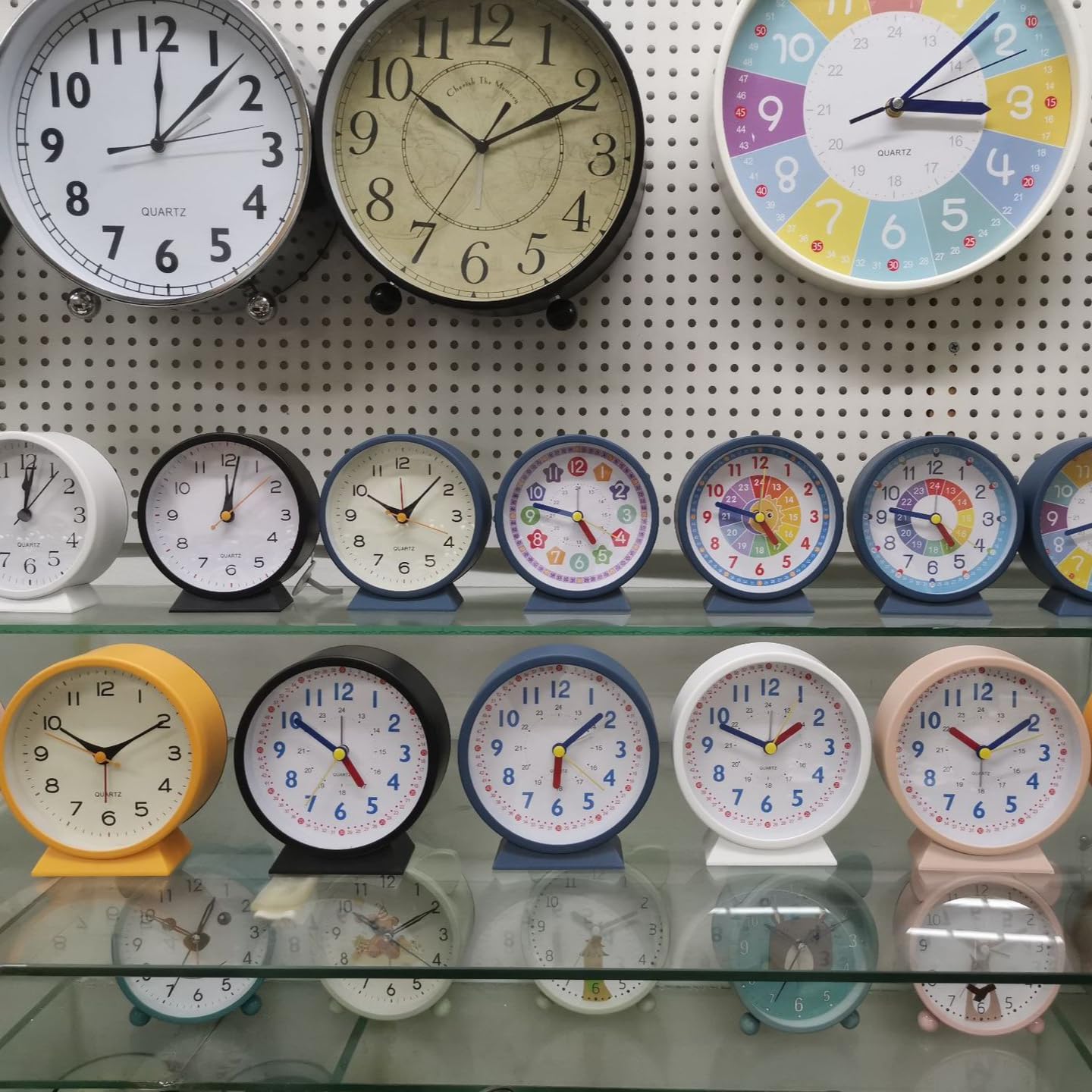 知育時計 子供 目覚まし時計 静音 連続秒針 ナイトライト付 金属製 簡単調整 アナログ 見やすい時計 寝室用 学習机 小学生向け 多色選択可能