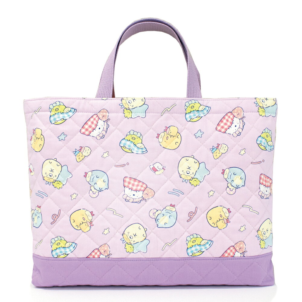 商品名：すみっコぐらし レッスンバッグ サイズ：約H30cm X W40cm (マチ縫い：約4cm) 品質：表・裏 綿100％(中綿：ポリエステル100%) 原産国：日本製 メール便（ネコポス）発送：不可 定番の30cm×40cmサイズで、4cmの底マチ付きのレッスンバッグ。 お子様の入園入学グッズにおすすめです★ ご確認下さい ・個体差等がある場合がありますので若干サイズ等が違う可能性もございます。予めご了承ください。 ・商品画像はできる限り実物に近い色にしておりますが、お使いのPC、モバイル画面によっては色が若干違うように見える場合もございますので予めご了承ください。 ・画像はサンプルになります。総柄の為柄の位置が変わってくる場合もございますので予めご了承ください。 ・弊社にて取り扱っております商品は、全て新品となっております。 製品のサイズについて ・キッズアイテムに関しましては、± 1cm を許容範囲とさせていただいております。 ・一部の商品の寸法の取り方につきましては、両端の縫い目から縫い目にて寸法を取らせていただいております。 サイズをご確認いただく際に、計測方法によっては表示よりも 1〜1.5cm程度 短く見える場合がございますのでご注意ください。 ・画像はサンプルになります。総柄の為柄の位置が変わってくる場合もございますので予めご了承ください。 洗濯表示 ●濡れた状態や強い摩擦により色移りする事がありますので、お取扱いには十分ご注意ください。 ●濃色のものは色移りすることがありますので他の物と分けて洗ってください。 ●多少縮むことがありますので洗濯後は形を整えて干してください。 ●無蛍光洗剤をご使用ください。 ▶『すみっコぐらし』アイテム一覧はこちら ▶お得なセットはこちら