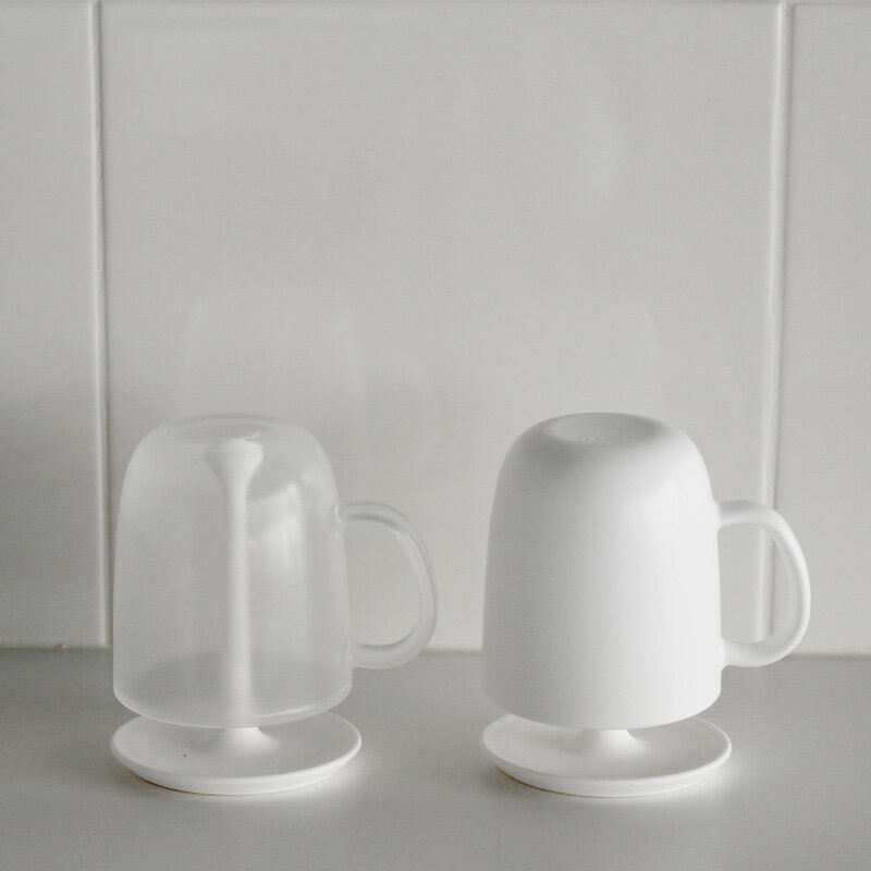 ホームセンターセブンのコップ取っ手付き スタンドセット クリア W613CL マーナ [コップスタンド コンパクト 取っ手付きコップ 水切れ 洗面雑貨 marna]｜アングル3