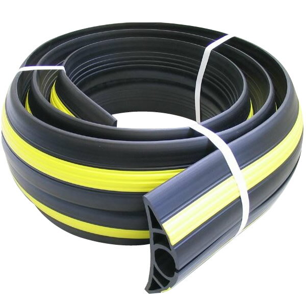 ※パッケージ、デザイン等は予告なく変更される場合があります。※画像はイメージです。商品タイトルと一致しない場合があります。車の通行に伴うケーブルの破損や、歩行者の転倒の危険からしっかり守ります。サイズ185×4000×55mm個装サイズ：70×70×20cm重量16300g個装重量：17000gカラー黒(黄色ライン入り)素材・材質軟質塩ビ製造国日本広告文責:株式会社ホームセンターセブンTEL:0978-33-2811※パッケージ、デザイン等は予告なく変更される場合があります。※画像はイメージです。商品タイトルと一致しない場合があります。屋外作業現場・構内通路・イベント会場に!!------&nbsp;ココがポイント！&nbsp;------●耐衝撃性に優れた特殊配合樹脂製●耐候性良好で屋外使用に強い●転がったり引っ掛けたりしにくい安定した形状●上面は出し入れしやすいソフトな構造●長さは使用場所に合わせて、カッターナイフで切断可能※使用イメージ車の通行に伴うケーブルの破損や、歩行者の転倒の危険からしっかり守ります。fk094igrjs