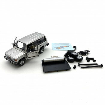 ビ-エムクリエイションズ 三菱 1st Gen パジェロ 83 シルバー ストライプ柄 LHD 1/64スケール 64B0191..