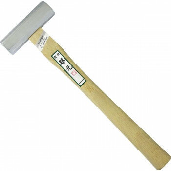 ※パッケージ、デザイン等は予告なく変更される場合があります。※画像はイメージです。商品タイトルと一致しない場合があります。「藤元玄翁シリーズ」は丁寧な造りの玄翁・金槌。職人向けですが、一般の方にもお使い頂けます。八角玄翁。メッキ仕上げにより、サビや汚れに強く、内装作業にも最適です。打撃面の焼き入れは、中央部を硬く、フチは欠け防止のためやや甘めに仕上げてあります。木柄には、昔から丈夫で使われ続けている本樫材を使用し、玄能の種類によって長さや形状を選んで仕込んでおります。本品は手触りの良さを重視しニスを塗らず、長さも余裕の尺1柄(約330mm)を仕込んでおります。※木柄は、傷んだら交換が可能です。サイズ高さ330×幅10×奥行27mm個装サイズ：33.4×10×3cm重量640g、呼び寸(頭部):約570g個装重量：620g生産国中国広告文責:株式会社ホームセンターセブンTEL:0978-33-2811※パッケージ、デザイン等は予告なく変更される場合があります。※画像はイメージです。商品タイトルと一致しない場合があります。fk094igrjs