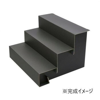 ※パッケージ、デザイン等は予告なく変更される場合があります。※画像はイメージです。商品タイトルと一致しない場合があります。大きめの作品もたくさん展示できる、奥行き・幅のある紙製ディスプレイ。マチがある大きめの作品におすすめです。組み立てると裏面も同色なので美しい仕上がりになります。※水濡れにご注意ください。※総重量24kgで耐荷重テスト済み(例:ペットボトル12本)。サイズ本体(組立時):高さ270×幅420×奥行345mm、1段:高さ90×奥行115mm個装サイズ：43.7×31.8×10cm重量個装重量：300g素材・材質段ボール仕様組立式小窓付横置き、縦置き:可厚さ(段ボール):1.5mm生産国日本広告文責:株式会社ホームセンターセブンTEL:0978-33-2811※パッケージ、デザイン等は予告なく変更される場合があります。※画像はイメージです。商品タイトルと一致しない場合があります。fk094igrjs