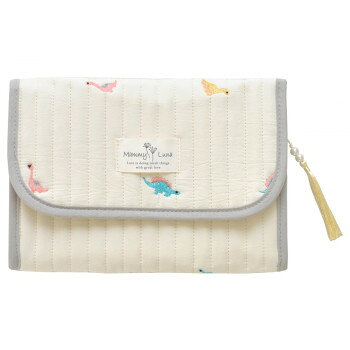 ※パッケージ、デザイン等は予告なく変更される場合があります。※画像はイメージです。商品タイトルと一致しない場合があります。バッグの中を整理できてママのストレスを軽減します。A5判が入る大きめサイズで整理して使いやすいです。ジャバラタイプなので取り出しやすく、ボタンでらくらく開閉できます。通帳入れなどマルチケースとしてもお使いいただけます、柔らかなコットンに刺しゅうをあしらった人気のキルト生地です。パール付きのタッセルがアクセントになります。※母子手帳のサイズは自治体により異なります。※ご購入の前に、母子手帳のサイズをご確認ください。※収納使用感には個人差があります。サイズ約18.5×25×3cm個装サイズ：29×23×3cm重量約90g個装重量：94g素材・材質外側:綿100%、中わた:ポリエステル100%、内側:ポリエステル100%生産国中国広告文責:株式会社ホームセンターセブンTEL:0978-33-2811※パッケージ、デザイン等は予告なく変更される場合があります。※画像はイメージです。商品タイトルと一致しない場合があります。fk094igrjs