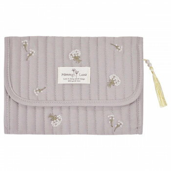 ※パッケージ、デザイン等は予告なく変更される場合があります。※画像はイメージです。商品タイトルと一致しない場合があります。バッグの中を整理できてママのストレスを軽減します。A5判が入る大きめサイズで整理して使いやすいです。ジャバラタイプなので取り出しやすく、ボタンでらくらく開閉できます。通帳入れなどマルチケースとしてもお使いいただけます、柔らかなコットンに刺しゅうをあしらった人気のキルト生地です。パール付きのタッセルがアクセントになります。※母子手帳のサイズは自治体により異なります。※ご購入の前に、母子手帳のサイズをご確認ください。※収納使用感には個人差があります。サイズ約18.5×25×3cm個装サイズ：29×23×3cm重量約90g個装重量：94g素材・材質外側:綿100%、中わた:ポリエステル100%、内側:ポリエステル100%生産国中国広告文責:株式会社ホームセンターセブンTEL:0978-33-2811※パッケージ、デザイン等は予告なく変更される場合があります。※画像はイメージです。商品タイトルと一致しない場合があります。fk094igrjs