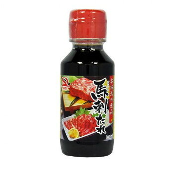 ※パッケージ、デザイン等は予告なく変更される場合があります。※画像はイメージです。商品タイトルと一致しない場合があります。生姜と山椒がほんのり薫る2段仕込みの甘い醤油ダレが馬肉をおいしく包み込みます。※アレルゲン情報は、食品衛生法および食品表示法に定められた表示義務のある8品目、表示が推奨されている20品目の合計28品目を対象としています。※使用する原材料の変更などにより、当ページに掲載されているアレルゲン情報と製品パッケージに記載されている内容が異なる場合もございます。※ご購入、お召し上がりの際には、お手元の製品パッケージの表示でアレルゲン情報をご確認ください。内容量100mlサイズ個装サイズ：22×18×11.5cm重量個装重量：3200g仕様賞味期間：製造日より360日セット内容20本生産国日本広告文責:株式会社ホームセンターセブンTEL:0978-33-2811※パッケージ、デザイン等は予告なく変更される場合があります。※画像はイメージです。商品タイトルと一致しない場合があります。栄養成分栄養成分表示(100mlあたり)エネルギー:206kcalたんぱく質:7.2g脂質:0.1g炭水化物:44g食塩相当量:9.3g原材料名称：たれ醤油(国内製造)、砂糖、醗酵調味料、食塩、ブドウ糖、水飴、昆布エキス、椎茸エキス、オイスターエキス、ホタテエキス、生姜、酢、にんにく、山椒/酒精、調味料(アミノ酸等)、増粘剤(キサンタンガム)、唐辛子抽出物、(一部に小麦・大豆を含む)アレルギー表示小麦、大豆（原材料の一部に含んでいます）保存方法直射日光・高温多湿を避けて常温で保存してください。製造（販売）者情報【製造者】サンダイナー食品株式会社福岡県飯塚市平恒1-14fk094igrjs