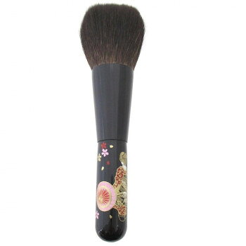 ※パッケージ、デザイン等は予告なく変更される場合があります。※画像はイメージです。商品タイトルと一致しない場合があります。金具形状はほぼ丸型です。使い勝手の良い灰リスのパウダーブラシです。蒔絵は舞妓です。※灰リスは毛先が細くデリケートなので、強く抑え込まず毛先をお肌に当てて軽くお使いください。サイズ全長150mm、毛丈47mm、金具幅25mm個装サイズ：17×5×22cm重量27g個装重量：29g素材・材質毛質:灰リス生産国日本広告文責:株式会社ホームセンターセブンTEL:0978-33-2811※パッケージ、デザイン等は予告なく変更される場合があります。※画像はイメージです。商品タイトルと一致しない場合があります。fk094igrjs