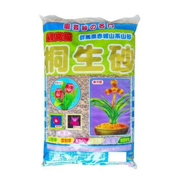 ※パッケージ、デザイン等は予告なく変更される場合があります。※画像はイメージです。商品タイトルと一致しない場合があります。赤城山南面で産出される黄土色の多孔質粒状用土です。通気性が良く、粒径が崩れにくいです。松柏類・雑木盆栽用土として、草花・観葉植物など全般の鉢植え用土して他の用土に配合。※梱包時破損防止のため別商品の袋を再利用し梱包することがございます。※離島への配送はお受けできません。サイズ縦55×横35×高さ9cm個装サイズ：55×35×18cm重量10.5kg個装重量：21000g仕様容量:14L粒の大きさ:12〜20mmセット内容2袋入生産国日本広告文責:株式会社ホームセンターセブンTEL:0978-33-2811※パッケージ、デザイン等は予告なく変更される場合があります。※画像はイメージです。商品タイトルと一致しない場合があります。fk094igrjs