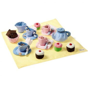 ※パッケージ、デザイン等は予告なく変更される場合があります。※画像はイメージです。商品タイトルと一致しない場合があります。壊れる心配がないソフトティーセットです。小さなティーパーティやピクニックごっこにぴったりです。※配達場所によって、お届け日の延期が発生する場合があります。※沖縄・離島への配送は別途送料がかかります。サイズ外バッグ:26×9×20cm個装サイズ：25×30×25cm重量210g個装重量：350g素材・材質コットン35%、ポリエステル65%メッシュバッグ:メッシュ部分/ポリエルテル、ヒモ部分/コットン仕様対象年齢:3歳からセット内容カップ×4、ソーサー、ティースプーン、ティーポット、シュガーボウル、ティーバッグ×2、テーブルクロス、カップケーキ×4、ビスケット×4生産国フィリピン広告文責:株式会社ホームセンターセブンTEL:0978-33-2811※パッケージ、デザイン等は予告なく変更される場合があります。※画像はイメージです。商品タイトルと一致しない場合があります。fk094igrjs