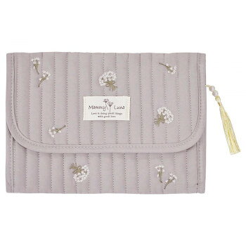 ※パッケージ、デザイン等は予告なく変更される場合があります。※画像はイメージです。商品タイトルと一致しない場合があります。バッグの中を整理できてママのストレスを軽減します。A5判が入る大きめサイズで整理して使いやすいです。ジャバラタイプなので取り出しやすく、ボタンでらくらく開閉できます。通帳入れなどマルチケースとしてもお使いいただけます、柔らかなコットンに刺しゅうをあしらった人気のキルト生地です。パール付きのタッセルがアクセントになります。※母子手帳のサイズは自治体により異なります。※ご購入の前に、母子手帳のサイズをご確認ください。※収納使用感には個人差があります。サイズ約18.5×25×3cm個装サイズ：29×23×3cm重量約90g個装重量：94g素材・材質外側:綿100%、中わた:ポリエステル100%、内側:ポリエステル100%生産国中国広告文責:株式会社ホームセンターセブンTEL:0978-33-2811※パッケージ、デザイン等は予告なく変更される場合があります。※画像はイメージです。商品タイトルと一致しない場合があります。fk094igrjs