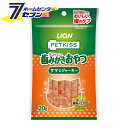 「ライオンペット PETKISS 猫ちゃんの 歯みがき おやつ ササミジャーキー 20g 」は株式会社ホームセンターセブンが販売しております。メーカーライオンペット品名PETKISS 猫ちゃんの 歯みがき おやつ ササミジャーキー 20g 品番又はJANコード JAN:4903351002722サイズ-重量24商品説明●愛猫の好きな“ササミジャーキー”が、噛むことで歯みがきできるおやつに。●秘密は「ブラッシングスクラブ※1」、歯と歯のすき間に入り、噛むことで歯垢を除去。※1：微粒二酸化ケイ素●ピロリン酸ナトリウム、ポリリジン配合。■原材料：鶏ささみ、牛皮、かつおオイル、でん粉類、食塩、ビール酵母、水あめ、魚たん白加水分解物、脱脂大豆、大豆油、豚コラーゲン、りんご抽出物、グリセリン、ソルビトール、トレハロース、ポリリン酸Na、酸化防止剤（ミックストコフェロール、エリソルビン酸Na）、増粘安定剤（アルギン酸Na）、ピロリン酸Na、調味料、保存料（ソルビン酸K）、微粒二酸化ケイ素、メタリン酸Na、発色剤（亜硝酸Na）、ローズマリー抽出物、ポリリジン、緑茶抽出物 ＜メール便発送＞代金引換NG/着日指定NG　 ※こちらの商品はメール便の発送となります。 ※メール便対象商品以外の商品との同梱はできません。 ※メール便はポストに直接投函する配達方法です。 ※メール便での配達日時のご指定いただけません。 ※お支払方法はクレジット決済およびお振込みのみとなります 　（代金引換はご利用いただけません。） ※万一、紛失や盗難または破損した場合、当店からの補償は一切ございませんのでご了承の上、ご利用ください。 ※パッケージ、デザイン等は予告なく変更される場合があります。※画像はイメージです。商品タイトルと一致しない場合があります。《ペット キャットフード ネコ ねこ 歯磨き ハミガキ 歯垢 デンタルケア》商品区分：ペット用品原産国：日本広告文責：株式会社ホームセンターセブンTEL：0978-33-2811