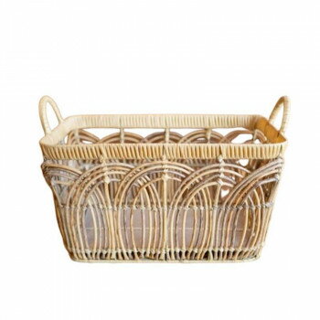 ※パッケージ、デザイン等は予告なく変更される場合があります。※画像はイメージです。商品タイトルと一致しない場合があります。すかし編みがかわいい。デザイン性が高いすかし編みのバスケット。置くだけで絵になるような雰囲気のある仕上がりです。使用素材のポリプロピレン・ポリエチレン素材には。まるで本物のような木目のプリントが入っています。天然素材の温もりがありながらお手入れが楽な。いいとこどりの素材を使用しています。ホコリや汚れが気になったら水洗い・水拭きも可能。いつでも清潔に使えます。底部には敷き布が付いています。物を入れる際にも。素材が引っかかりにくくなりにくく安心です。サイドに持ち手がついているので。引き出したり持ち運ぶ時も楽にできます。置き場所に困りがちなひざ掛けやブランケットなど。使う場所の横に置いておけばサッと取り出しができます。来客用のスリッパ入れとしても。どこからみてもデザインが綺麗だから。あえて見せる収納として使ってもよさそうです。【注意事項】●天然素材風の素材を使用しているので1点1点色ムラがあったり木目が異なります。●天然素材風に編んで作っているため、多少のゆがみ等ある場合がございます。生産の仕様上途中で素材の継ぎ足しによる色の切り替え等が発生します。ご了承の上、お買い求めいただけますようお願いいたします。●編みあがり箇所が鋭くなっている場合があります。ご注意下さい。●水洗いした後はタオル等でよく水気を切り、風通しの良い場所でしっかり乾かして下さい。アイアンを使用していため濡れたままだと錆びの原因となりますのでご注意ください。●過度な力を加えると変形破損の原因になりますのでおやめください。●撮影環境やお使いのモニター環境により色合いが異なって見える場合がございます。ご了承下さい。サイズ個装サイズ：40×29×28cm重量個装重量：895g生産国中国広告文責:株式会社ホームセンターセブンTEL:0978-33-2811※パッケージ、デザイン等は予告なく変更される場合があります。※画像はイメージです。商品タイトルと一致しない場合があります。fk094igrjs