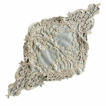 ※パッケージ、デザイン等は予告なく変更される場合があります。※画像はイメージです。商品タイトルと一致しない場合があります。ベージュのレースにベージュと金の糸で刺繍を施したエレガントなドイリーです。シックで高級感のある仕上がりです。柔らかな手...