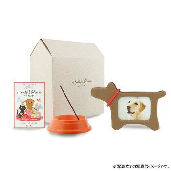 ※パッケージ、デザイン等は予告なく変更される場合があります。※画像はイメージです。商品タイトルと一致しない場合があります。ハートフルメモリーセットは、大切なペットのご供養のための「手元供養品」です。大切なペットのお家をイメージしたセット箱に入っています。お線香は、愛らしい花々が夢のように広がる、ほがらかなホワイトフローラルの香りです。【2つの優しい使い心地(日本香堂製品比)】・香りほのか…お部屋の邪魔にならない、控えめな香り。・灰、けむり極少…灰の量が少なく、香炉周りがキレイ。けむりの量がきわめて少ない。サイズ写真立て:高さ90×幅140×奥行28mm(写真サイズ:高さ47×幅65mm)、香皿:径83×高さ23mm、お線香:高さ105×幅72×奥行30mm(お線香本体:90mm)個装サイズ：18.5×17.2×7.9cm重量個装重量：520g素材・材質お線香:植林針葉樹粉、炭粉仕様お線香の燃焼時間:約10分セット内容わんちゃん写真立て×1、オレンジ香皿×1個、お線香 お花の香り×1個(内容量60g)生産国日本広告文責:株式会社ホームセンターセブンTEL:0978-33-2811※パッケージ、デザイン等は予告なく変更される場合があります。※画像はイメージです。商品タイトルと一致しない場合があります。fk094igrjs