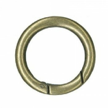 ※パッケージ、デザイン等は予告なく変更される場合があります。※画像はイメージです。商品タイトルと一致しない場合があります。開閉タイプの丸カンです。テープを通して、持ち手やショルダーとしてハトメにも取り付けることができます。サイズ外径:約φ36mm、内径:約φ25mm個装サイズ：5.0×4.0×2.0cm重量個装重量：60g素材・材質鉄セット内容2ケ入生産国日本広告文責:株式会社ホームセンターセブンTEL:0978-33-2811※パッケージ、デザイン等は予告なく変更される場合があります。※画像はイメージです。商品タイトルと一致しない場合があります。fk094igrjs