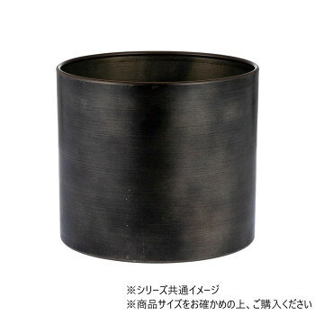 ※パッケージ、デザイン等は予告なく変更される場合があります。※画像はイメージです。商品タイトルと一致しない場合があります。鉄製なのに水漏れしない花器です。シンプルで工業的だけれども、様々な生花やグリーンに合います。※錆びの発生を抑える加工をしておりますが、鉄粉の付着やもらいサビにより錆の発生が早まる場合がございます。※ご使用前に水で内側(特に底の隅)を洗浄してからご使用いただくと、より錆びの発生抑制できます。※色は個体差がございますが、お選びいただけません。また、不良対象とはなりません※素材の特性上、炎天下では非常に熱くなる場合がございます。やけどにご注意ください。※叩く際に、固いもの・鋭利なものをご使用になりますと傷がつく事がございますので、ご注意ください。※外れた際に下段が落下することがありますので、床から高くない位置で作業を行っていただき、商品や床に傷や凹みがつかないよう、床に段ボールなどの衝撃吸収材を置くことをお勧めします。サイズΦ23×H20cm、口径:Φ22cm個装サイズ：23×22.8×19.9cm重量約820g個装重量：820g素材・材質鉄仕様クラッカー加工:アイアン生産国中国広告文責:株式会社ホームセンターセブンTEL:0978-33-2811※パッケージ、デザイン等は予告なく変更される場合があります。※画像はイメージです。商品タイトルと一致しない場合があります。fk094igrjs