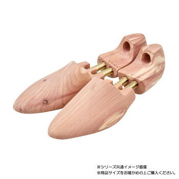 ※パッケージ、デザイン等は予告なく変更される場合があります。※画像はイメージです。商品タイトルと一致しない場合があります。英国の老舗シューメーカーが手がける代表的なスリッポンシューズの木型(ラスト)を基に開発されたモデルです。紐靴(オックスフォード)用のシュートゥリーと比較して、甲の高さをあえて低く設定しているのが最大の特徴です。スリッポンに生じやすい履きジワを効果的に伸ばし、美しいフォルムを維持します。【注意事項】 ・アロマティックシーダーの香りや赤味は時間とともになくなります。紙ヤスリで全体をヤスリがけすると香りと色合いがある程度は戻ります。・木製部分に白い針状の結晶体が付着している場合がありますが、これはリボセドロルと呼ばれる天然の芳香成分です。また、箱の内側に油染みのような跡が付着している場合がありますが、天然素材特有の木材から放出される成分なので、商品に問題はございません。サイズ個装サイズ：11×36×12cm重量個装重量：570g仕様サイズ:S(UK6〜6.1/2　24.5〜25.0cmに対応)対象:ローファータイプの靴生産国中国広告文責:株式会社ホームセンターセブンTEL:0978-33-2811※パッケージ、デザイン等は予告なく変更される場合があります。※画像はイメージです。商品タイトルと一致しない場合があります。fk094igrjs