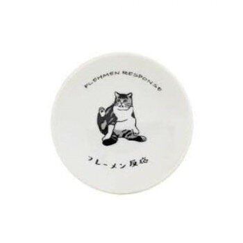 ※パッケージ、デザイン等は予告なく変更される場合があります。※画像はイメージです。商品タイトルと一致しない場合があります。猫の愛らしい日常の一コマをデザインに取り入れた食器。猫のかわいさをコミカルに表現しました。毎日の食卓やお茶の時間に癒しを与えてくれます。※商品のお受け取り後、ご使用前に必ず洗ってください。※直火、オーブンにはご使用いただけません。※電子レンジでご使用いただけます。※洗浄の際は、金属タワシ、研磨剤付きスポンジ、クレンザーなどは商品の表面を傷付ける可能性があるため、ご使用をお控えください。※食洗器はお使いいただけますが、長時間のご使用は商品の表面を傷付ける可能性があるため、ご注意ください。※陶磁器製品の仕様上、商品によっては、釉垂れや釉溜りなどにより表面に部分的な膨らみがみられるものや、色の濃淡、ピンホール(小さな穴)、鉄粉(小さな黒点)があるものがございますが、これらは陶磁器の焼成、釉薬の特性による現象につき、初期不良品とはしておりませんので何卒ご了承ください。サイズφ9.5×H2cm　個装サイズ：11×11×4cm重量60g個装重量：80g素材・材質磁器仕様食洗機:可電子レンジ(温め直しに限る):可生産国日本広告文責:株式会社ホームセンターセブンTEL:0978-33-2811※パッケージ、デザイン等は予告なく変更される場合があります。※画像はイメージです。商品タイトルと一致しない場合があります。fk094igrjs