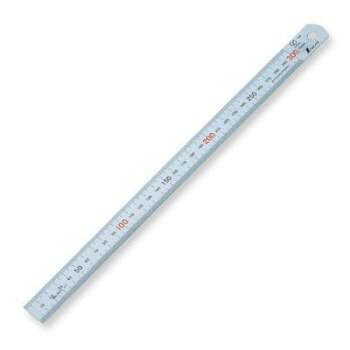 ※パッケージ、デザイン等は予告なく変更される場合があります。※画像はイメージです。商品タイトルと一致しない場合があります。ステンレス製で目盛りの精度も高く、狂いが生じにくい。目盛が見易く使いやすいツヤ消し加工のステンレス定規(シルバー仕上げ)です。目盛りはクロムメッキのため消えにくくなっています。サイズ幅30×長640×厚1.2mm個装サイズ：66×4×1cm重量個装重量：189g素材・材質本体:ステンレス SUS 420J2(配合:鉄80%/クローム17%)仕様ステンレス定規生産国日本広告文責:株式会社ホームセンターセブンTEL:0978-33-2811※パッケージ、デザイン等は予告なく変更される場合があります。※画像はイメージです。商品タイトルと一致しない場合があります。fk094igrjs