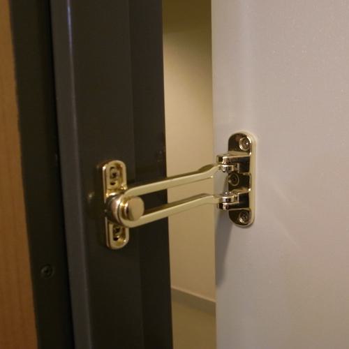 ■Benry ドアガード 耐震型 外開き(バラ品) シルバー《8S入》〔品番:SBDG200S〕【2184103×8:0】[送料別途見積り][掲外取寄][店頭受取不可] [3]