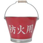 《メーカー》土井金属化成（株）《品番》TBBK-N《特長》●トタン製なので熱に強くて丈夫です。《用途》《仕様》●容量(L):8.4●間口(mm):310●高さ(mm):207●外径(mm):310《仕様2》●カラー印刷仕上げ●板厚:0.27mm《原産国（名称）》日本《材質／仕上》●亜鉛メッキ鉄板●持ち手:木製《セット内容／付属品》《注意》《JANコード》4905891111537《本体質量》660.0gヒシエス　トタン防火バケツ〔品番：TBBK-N〕[注番:5521896][本体質量：660.0g]《包装時基本サイズ：290.00×290.00×205.00》〔包装時質量：645.0g〕分類》清掃・衛生用品》清掃用品》バケツ☆納期情報：取寄管理コード(006) メーカー直送品 (欠品の場合有り)