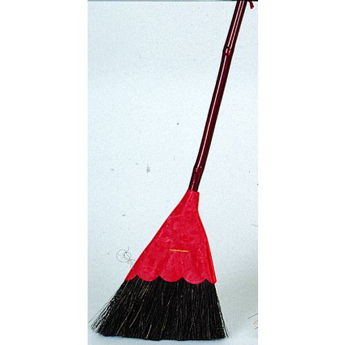 《メーカー》八ツ矢工業（株）《品番》20550《特長》●黒シダ(アレンファイバー)のほうきは細い繊維ですが、程良いコシの強さがあり、玄関、テラス、コンクリートの床、木床などで砂などの細かいゴミの掃きそうじに適しています。●狭いところも掃きやすく、収納もコンパクトな短柄タイプ《用途》《仕様》《仕様2》●サイズ:全長:750mm《原産国（名称）》日本《材質／仕上》●材質:毛/アレン、柄/竹《セット内容／付属品》《注意》《JANコード》《本体質量》220.0g※こちらの商品は送料無料対象外です。※「送料無料」と表示されても別途送料が必要となりますのでご注意ください。八ツ矢　ニューこまどり短柄〔品番：20550〕[注番:6200576][本体質量：220.0g]《包装時基本サイズ：27.00×3.00×80.00》〔包装時質量：400.0g〕分類》清掃・衛生用品》清掃用品》ほうき・チリトリ☆納期情報：取寄管理コード(005) メーカー直送品 (欠品の場合有り)