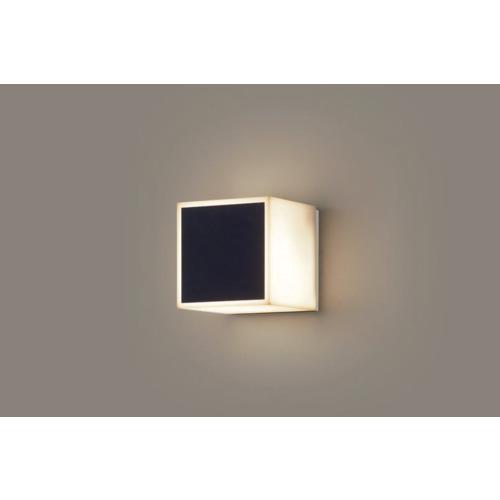 《メーカー》パナソニック　エレクトリックワークス（株）《品番》LGW85081BF《特長》●住まい全体との調和を重視したデザイン性と高品質な光、優れた省エネ性能により、快適で上質な住空間を実現します。《用途》《仕様》●明るさ(lm):303●光源色:電球色●幅(mm):120 ●高さ(mm):120 ●電源(V):100●消費電力(W):5 《仕様2》《原産国（名称）》非公開《材質／仕上》《セット内容／付属品》《注意》《JANコード》4549980492468《本体質量》0.4kg※こちらの商品は送料無料対象外です。※「送料無料」と表示されても別途送料が必要となりますのでご注意ください。Panasonic　LED電球5．0WX1ブラケット電球色〔品番：LGW85081BF〕[注番:6239032][本体質量：0.4kg]《包装時基本サイズ：××》〔包装時質量：〕分類》工事・照明用品》作業灯・照明用品》天井照明器具☆納期情報：取寄管理コード(005) メーカー直送品 (欠品の場合有り)
