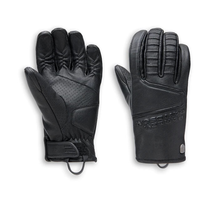 【品番】98154-20VM【商品名】GLOVES-OZELLO. LEATHER F/F.BL 【商品説明】 オゼロ・パフォーレイテッド・レザー・グローブ。 軽量フルレザーのオールシーズン用グローブ。 手のひらと指側面部分のパンチングで湿気を逃がします。 冷却効果があるクールコア素材を使用。 グローブをつけたままスマートフォンなどのタッチパネルを操作できます。 【カラー】ブラック 【サイズ】 手袋サイズ（平置き実寸cm） S　全長 22 幅 10 cm M　全長 22.5 幅 11 cm 【素材】本体：100%天然山羊革レザー 裏地：100%ポリエステル