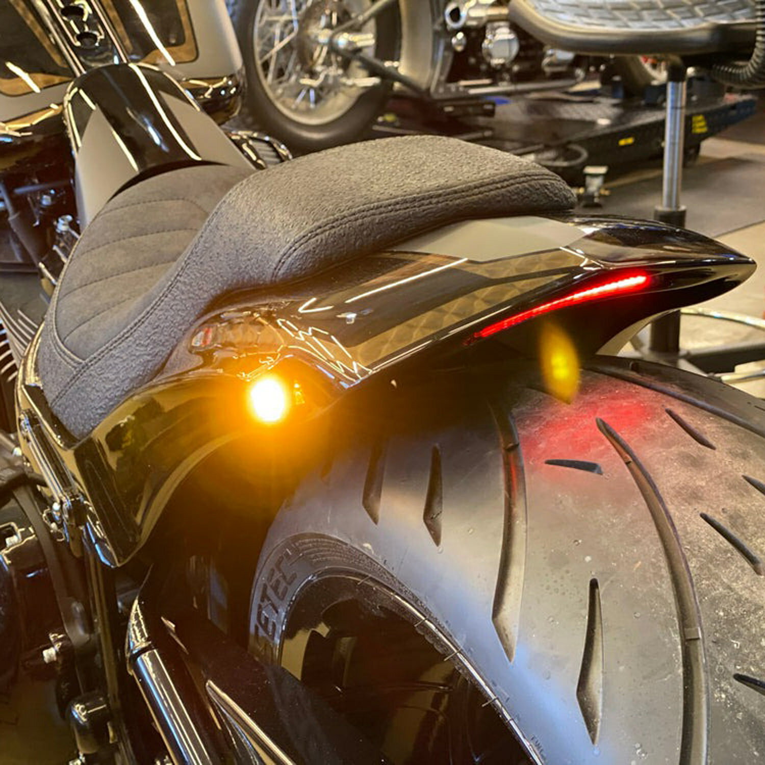 【Killer Custom】2023以降 ブレイクアウト、M8 ファットボーイ、FXDR114 Avenger リアフェンダー (メタルフレーム付)