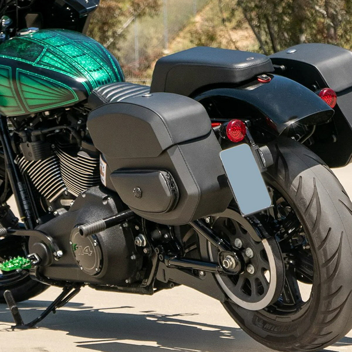 M8 ストリートボブ、スタンダード Ironclad 20L クイックマウント・ミディアムサドルバッグ (左用) Viking Bags(2)