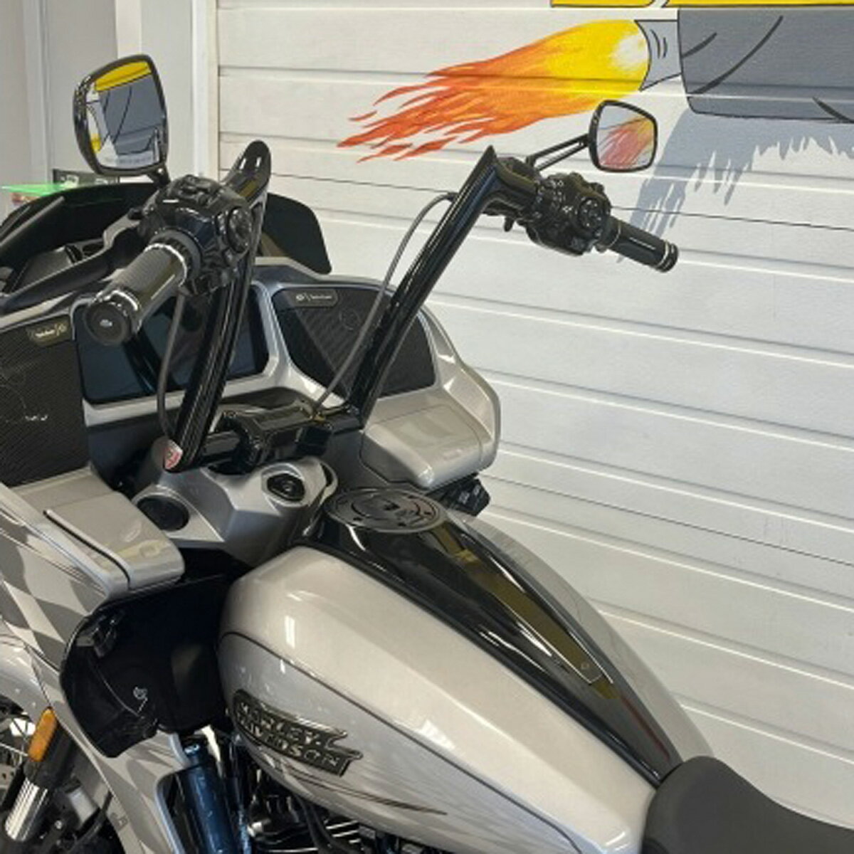 Fat Baggers 1.5インチ径 EZ Install ポインテッドトップハンドルバー 14インチ (グロスブラック) ロー..