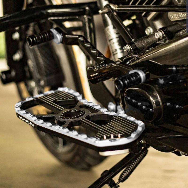 レブフィニ Wheelie ドライバー・ビレットフットボード (ブラック/シルバー)