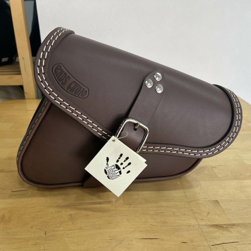 エンズクオイオ Mambo レザーサドルバッグ 4L 右用 (ダークブラウン) スポーツスター