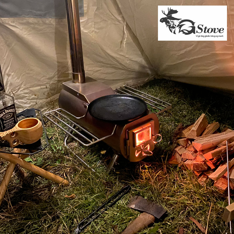 ▲その他の『G-Stove / ジーストーブ』のアイテム一覧を見るブランド G-Stove / ジーストーブ 商品名 ジーストーブ ヒートビュー XL 本体セット 商品説明 ノルウェー発のキャンプ用薪ストーブです。 G-Stove Heat View XLは薪サイズ50cmまで対応可能。より効果的に長く燃焼し、クッキングスペースもさらに拡大。快適な冬キャンプを過ごせます。 ステンレス製なので錆に強くお手入れも簡単。ヒートビューの名の通り、薪の投入扉に耐熱ガラス窓付き。火床はロストル付なので燃焼効率も抜群。 脚は折りたたみ式で、煙突はバラして本体内部に収納できるコンパクト設計。 ブランド説明 ノルウェー発のアウトドアブランド「G-STOVE」はスタイリッシュな薪ストーブを製造するメーカーです。Gストーブはステンレス製で錆に強く、1,000℃の温度まで耐えることが出来ます。またコンパクト性にも優れていて持ち運びも簡単です。多種多様なオプションも多くキャンプライフを楽しくなるプロダクトを製造し続けています。 素材 ステンレス セット内容 ストーブ本体、延長煙突（1本の長さ：46.5cm）×5、火格子（折り畳み式）、灰落としスクレーパー、簡易型スパークアレスター size 高さ 幅 奥行 重量 使用サイズ 290cm(煙突の高さ含む) 22cm 50cm 11.3kg 収納サイズ 20cm 22cm 50cm 11.3kg