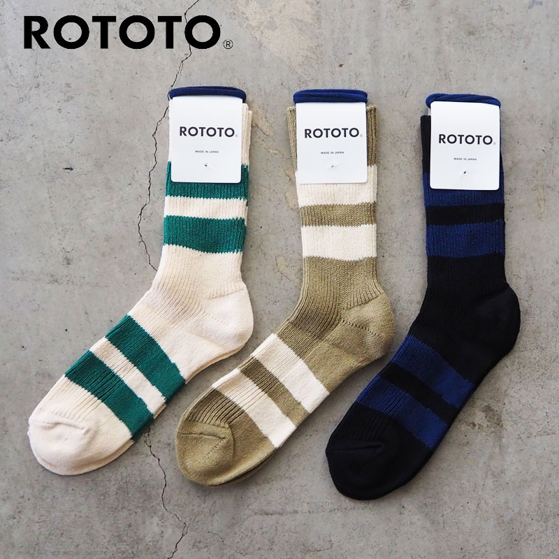 メーカー希望小売価格はメーカー商品タグに基づいて掲載しています ▲その他の『RoToTo』のアイテム一覧を見るブランド RoToTo ロトト 商品名 リサイクルコットン ストライプ ソックス 商品説明 1×1リブと4本のストライプが印象的な、ローゲージ編みのソックス。日本国内の紡績工場で、繊維が短いために使用されずに残った「落ちわた（未利用繊維）」を集めて紡績したリサイクルコットンを原料に使用。さらに、通常よりも強く撚った強撚糸で編み立てることで、ドライなタッチに仕上げています。 ブランド説明 RoToToは上質で快適な履き心地にこだわった「一生愛せる消耗品」をコンセプトとしたメイドインジャパンの高品質ソックスブランドです。 RoToToのソックスは国内一の生産量を誇るソックス産地 奈良県・広陵町を中心とした工場で生産しています。RoToToの履き心地にこだわったソックス作りはまず協力して下さる工場の職人の方々と話し合うことから始まります。イメージを具現化するため工場で直接職人の方と編み機や糸の相談しながら、何度も細かな調整を経てひとつのソックスを作り上げていきます。国内でも台数の限られた珍しい特殊編み機や昔ながらのコンピュータ化されていない旧式の編み機、また最新のハイテク編み機など様々な編み機を使い分け、シーンに応じて快適な履き心地を追及します。 素材 86%COTTON, 12%NYLON, 1%POLYESTER, 1%POLYURETHANE 生産国 JAPAN サイズ M(25-27cm) 注意点 ※乾燥機の使用は縮みの原因となりますのでお避けください。 ※こちらの商品は【メール便】配送です。 日時指定は出来ません。