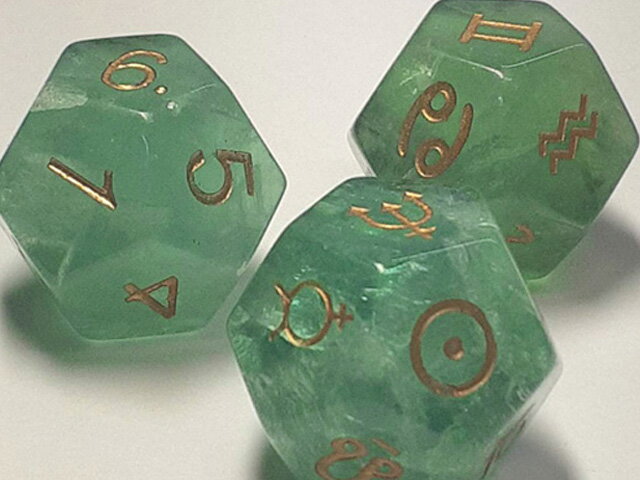 ダイスの高さは20mmです。 表示価格はサイコロ3点セット+ポーチ1点の価格です。 ベルベットポーチのご希望の色をご注文の最後の 【配送についてのコメント】に明記してください。 カラー （1）クロ（2）スカイブルー（3）エンジ（4）グレー （5）アイボリー （6）ピンク（7）ムラサキ 記載がない場合はこちらで選んでお送りいたします。 巾着のサイズは縦 約15cmm、横 約10cmm