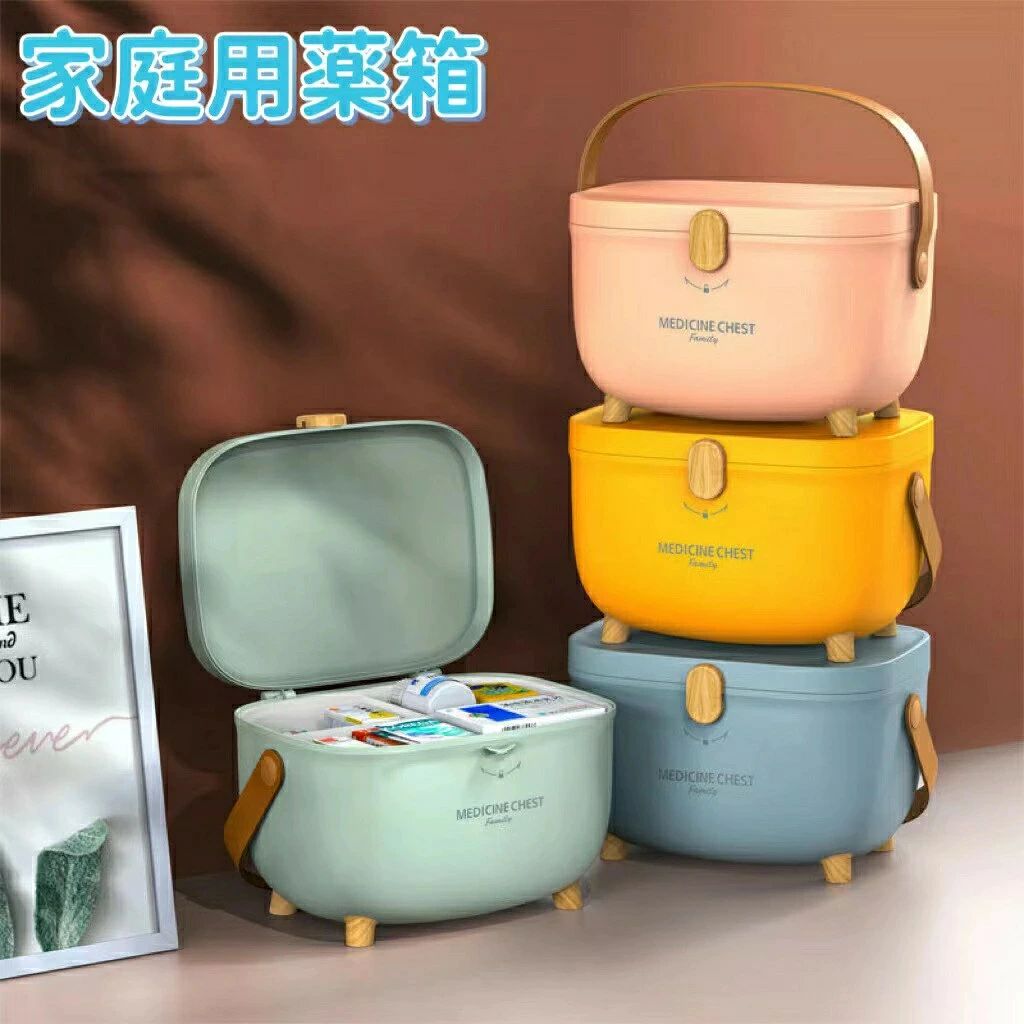 【可愛いファッション】円やかな本体デザインに脚付き、中身のトレイはシンプルな白、手頃なサイズ、この薬箱は可愛くスタイリッシュに見えます。 昔ながらのクロスマークがなく、家のどこに置いても、雑然としたスペースを節約でき、部屋の一つの置き飾りにもなるでしょう【安心安全な造り】開閉部分には「回転式安全ロック」を採用することでお子さんが不用意に開けて薬を飲みこんでしまうことを防ぎます【収納力抜群】収納力抜群の救急箱です。医療品や常備薬をすっきり収納することが出来ます。仕切りが付いているのできれいに収納することが出来ます【商品仕様】収納ボックスサイズ：(幅)約28x(奥行)約20x(高さ)約18cm , 製品重量: 0.8kg , 高品質のPP素材、防湿防塵、軽量で耐久性があります。持ち運びに便利なPUハンドル付き