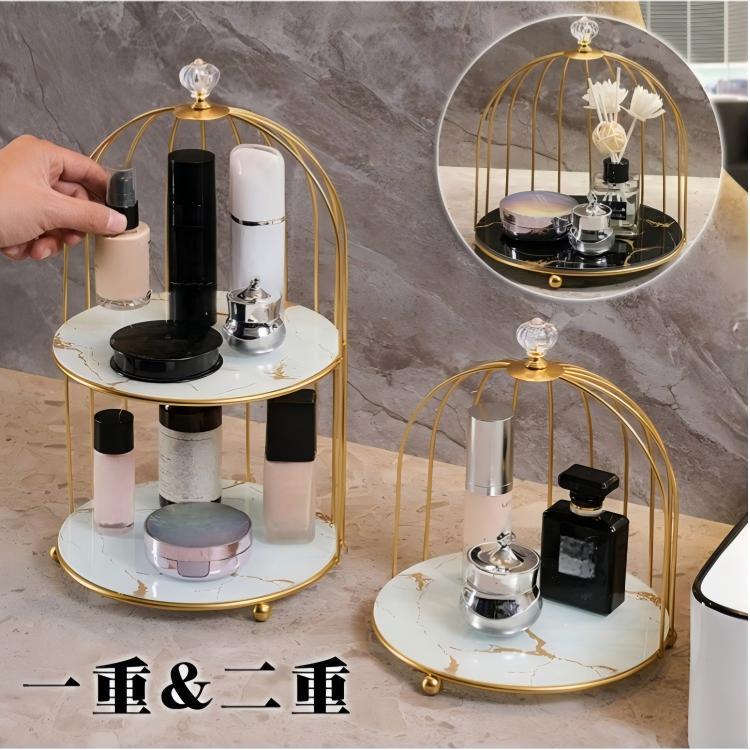 商品情報 商品名 ジュエリートレイ コスメ収納ケース 素材 合金+ガラス カラー ホワイト、ブラック 原産国 中国 サイズ 一重＜金額2,980円＞、二重＜金額3,580円＞ 特徴 【用途】 リング、ピアス、イヤリング、ネックレス、腕時計など様々のジュエリー小物をきちんと収納します。口紅やマニキュア、ビーズなどの小物も収納できます。卓上の上に様々な小物を綺麗にきちんと収納できるガラストレイです。鏡台や洗面台などに大活躍! 【耐用】 優良の合金とガラス素材を採用され、精緻な加工を処理され、高級感が溢れるジュエリートレイです。光沢がある金属部分とガラスの色合いで、良い質感があります。底部は滑り止めを処理されて滑りにくくて安定性があります。 【外観で】 鳥かごのような外観で、内部は2段空間に設計されるので有効にスペースを利用られてきれいに収納することができます。ジュエリーやメイク用品などのアクセサリーを収納したり、お気に入りのコレクションを、まるでお店のディスプレイのように手軽に収納できます。 【オシャレ】 シンプルでスタイリッシュなデザイン、光沢がある金属が底の鏡と完璧に結び、キラキラとした光沢感と高級感が感じられ、どんなアクセサリーの色合いにも合いそうです。部屋インテリアとしてアクセサリーを飾るのには最高です。ご自用、大切なご家族や友達へのお祝い、誕生日プレゼント用にもオススメのガラスジュエリートレイです。 備 考 画像はご覧になっている環境により、実際の商品と色が違って見えることがございます。 平置き ・メジャー採寸ですので若干の誤差が生じる場合がございます。あらかじめご了承下さい。 商品情報 商品名 ジュエリートレイ コスメ収納ケース 素材 合金+ガラス カラー ホワイト、ブラック 原産国 中国 サイズ 一重＜金額2、980円＞、二重＜金額3、580円＞ 特徴 【用途】 リング、ピアス、イヤリング、ネックレス、腕時計など様々のジュエリー小物をきちんと収納します。口紅やマニキュア、ビーズなどの小物も収納できます。卓上の上に様々な小物を綺麗にきちんと収納できるガラストレイです。鏡台や洗面台などに大活躍! 【耐用】 優良の合金とガラス素材を採用され、精緻な加工を処理され、高級感が溢れるジュエリートレイです。光沢がある金属部分とガラスの色合いで、良い質感があります。底部は滑り止めを処理されて滑りにくくて安定性があります。 【外観で】 鳥かごのような外観で、内部は2段空間に設計されるので有効にスペースを利用られてきれいに収納することができます。ジュエリーやメイク用品などのアクセサリーを収納したり、お気に入りのコレクションを、まるでお店のディスプレイのように手軽に収納できます。 【オシャレ】 シンプルでスタイリッシュなデザイン、光沢がある金属が底の鏡と完璧に結び、キラキラとした光沢感と高級感が感じられ、どんなアクセサリーの色合いにも合いそうです。部屋インテリアとしてアクセサリーを飾るのには最高です。ご自用、大切なご家族や友達へのお祝い、誕生日プレゼント用にもオススメのガラスジュエリートレイです。 備 考 画像はご覧になっている環境により、実際の商品と色が違って見えることがございます。 平置き ・メジャー採寸ですので若干の誤差が生じる場合がございます。あらかじめご了承下さい。商品情報 商品名 ジュエリートレイ コスメ収納ケース 素材 合金+ガラス カラー ホワイト、ブラック 原産国 中国 サイズ 一重＜金額2,980円＞、二重＜金額3,580円＞ 特徴 【用途】 リング、ピアス、イヤリング、ネックレス、腕時計など様々のジュエリー小物をきちんと収納します。口紅やマニキュア、ビーズなどの小物も収納できます。卓上の上に様々な小物を綺麗にきちんと収納できるガラストレイです。鏡台や洗面台などに大活躍! 【耐用】 優良の合金とガラス素材を採用され、精緻な加工を処理され、高級感が溢れるジュエリートレイです。光沢がある金属部分とガラスの色合いで、良い質感があります。底部は滑り止めを処理されて滑りにくくて安定性があります。 【外観で】 鳥かごのような外観で、内部は2段空間に設計されるので有効にスペースを利用られてきれいに収納することができます。ジュエリーやメイク用品などのアクセサリーを収納したり、お気に入りのコレクションを、まるでお店のディスプレイのように手軽に収納できます。 【オシャレ】 シンプルでスタイリッシュなデザイン、光沢がある金属が底の鏡と完璧に結び、キラキラとした光沢感と高級感が感じられ、どんなアクセサリーの色合いにも合いそうです。部屋インテリアとしてアクセサリーを飾るのには最高です。ご自用、大切なご家族や友達へのお祝い、誕生日プレゼント用にもオススメのガラスジュエリートレイです。 備 考 画像はご覧になっている環境により、実際の商品と色が違って見えることがございます。 平置き ・メジャー採寸ですので若干の誤差が生じる場合がございます。あらかじめご了承下さい。 商品情報 商品名 ジュエリートレイ コスメ収納ケース 素材 合金+ガラス カラー ホワイト、ブラック 原産国 中国 サイズ 一重＜金額2、980円＞、二重＜金額3、580円＞ 特徴 【用途】 リング、ピアス、イヤリング、ネックレス、腕時計など様々のジュエリー小物をきちんと収納します。口紅やマニキュア、ビーズなどの小物も収納できます。卓上の上に様々な小物を綺麗にきちんと収納できるガラストレイです。鏡台や洗面台などに大活躍! 【耐用】 優良の合金とガラス素材を採用され、精緻な加工を処理され、高級感が溢れるジュエリートレイです。光沢がある金属部分とガラスの色合いで、良い質感があります。底部は滑り止めを処理されて滑りにくくて安定性があります。 【外観で】 鳥かごのような外観で、内部は2段空間に設計されるので有効にスペースを利用られてきれいに収納することができます。ジュエリーやメイク用品などのアクセサリーを収納したり、お気に入りのコレクションを、まるでお店のディスプレイのように手軽に収納できます。 【オシャレ】 シンプルでスタイリッシュなデザイン、光沢がある金属が底の鏡と完璧に結び、キラキラとした光沢感と高級感が感じられ、どんなアクセサリーの色合いにも合いそうです。部屋インテリアとしてアクセサリーを飾るのには最高です。ご自用、大切なご家族や友達へのお祝い、誕生日プレゼント用にもオススメのガラスジュエリートレイです。 備 考 画像はご覧になっている環境により、実際の商品と色が違って見えることがございます。 平置き ・メジャー採寸ですので若干の誤差が生じる場合がございます。あらかじめご了承下さい。