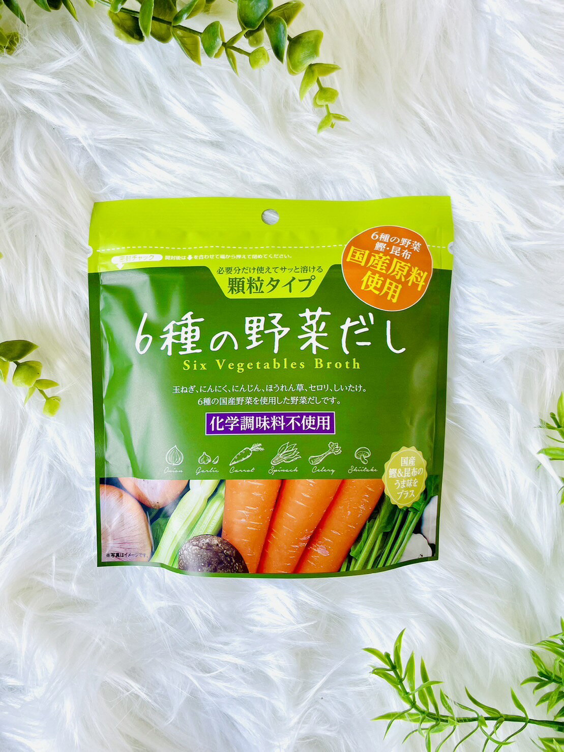 玉ねぎ、にんにく、にんじん、ほうれん草、セロリ、しいたけ。6種の国産野菜を使用した野菜だしです。 化学調味料不使用。 野菜本来の旨みと甘みに国産の鰹と昆布のうま味をプラスしました。必要な分だけ使える、サッと溶ける手間なし顆粒タイプ。 普段の料理のだしとしてだけではなく、そのままスープとしても美味しくいただけます。 【名称】 6種の野菜だし 1個(90g) 【原材料】食塩、乳糖、砂糖、酵母エキス粉末(酵母エキス、デキストリン)、オニオン粉末、ほうれん草粉末、ガーリック粉末、にんじん粉末、セロリ粉末、しいたけ粉末、かつお節粉末、こんぶ粉末 【内容量】 1個（90g） 【賞味期限】 約90-150日前後 【保存方法】 直射日光を避け、常温で保存してください。