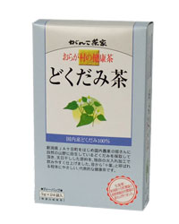 ★出荷日数目安 こちらの商品は、通常2〜3営業日で出荷となります。 商品名 おらが村の健康茶 どくだみ茶 24包【がんこ茶屋】 内容量 3g×24包 メーカー名 がんこ茶家 ブランド おらが村の健康茶 素材・原材料・成分 どくだみ お召し上がり方 鉄瓶等でよく沸騰させたお湯1L〜1.5Lにティーバッグ2袋を入れ約5〜10分煮だした後、一日数回に分けてご飲用ください。煮だし時間の調整は、お好みの濃さにより調整ください。 ご注意 ●開封後は、密閉して冷暗所に保存してください。 ●煮だし後のお茶は、冷蔵庫で保管する場合以外は当日中にお飲みください。 賞味期限 パッケージまたはラベルに記載 広告文責：株式会社健人　電話番号　048-252-3939 区分：健康食品 サブカテゴリー：　どくだみ > 健康茶 どくだみとは ドクダミは日本、中国、ヒマラヤ、ジャワなど東アジア地域に広く分布し、日本では本州、四国、九州の低地に自生する多年生草本で、サツマイモの葉に似た葉をしており、6月の入り梅雨頃に白い花弁状の総苞を持つ穂状の花をつけます。ドクダミは強い特異臭のするデカノイルアセトアルデヒドという精油成分やクエルシトリン、イソクエルシトリン、およびミネラル（カリウム塩）などの成分を含んでいます。 おらが村の健康茶 どくだみ茶 24包【がんこ茶屋】 ページトップへおらが村の健康茶 どくだみ茶 24包【がんこ茶屋】 「おらが村の健康茶 どくだみ茶 24包」は、新潟県JA十日町をはじめ国内農家の皆さんに自然の山野に自生しているどくだみを採取して頂き、天日干しした原料を、独自の火入れ加工で飲みやすく仕上げました。毎日の健康維持にお役立てください。